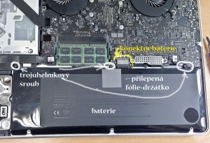 Uložení baterie v Unibody MacBook PRO